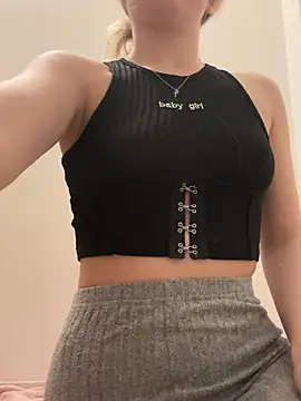 Snapshot of Holly-Glamour chatting on March 8, 2025, 12:22 am Holly-Glamour online show from March 8, 2025, 12:22 am