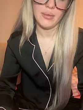 Holly-Glamour online show from February 12, 2026, 1:27 am