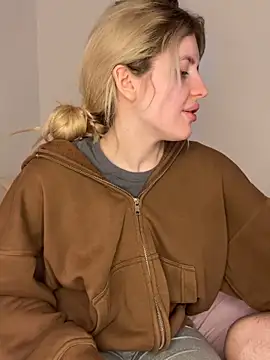 Holly-Glamour online show from April 12, 2026, 1:53 am