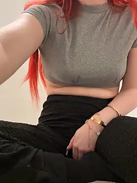 Snapshot of Holly-Glamour chatting on October 16, 2025, 12:41 am Holly-Glamour online show from October 16, 2025, 12:41 am