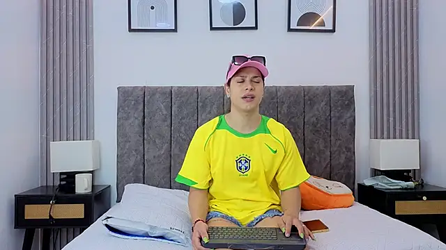 Luciana Ortiz1 online show from December 15, 2025, 1:28 pm