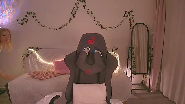 Eva Davi online show from October 23, 2025, 2:21 am