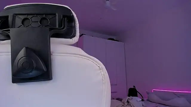 Eva Davi online show from March 18, 2025, 5:23 am