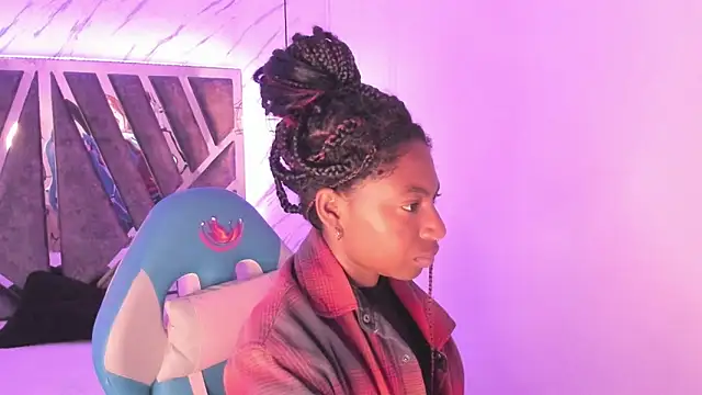 Queen perla  online show from September 19, 2025, 12:42 pm