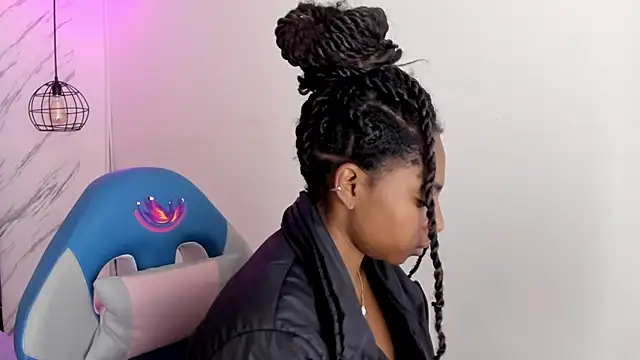 Queen perla  online show from November 9, 2025, 12:20 pm