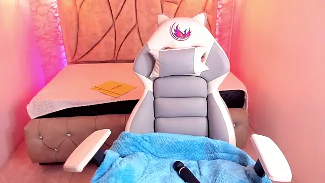 Queen perla  online show from March 10, 2025, 3:20 pm