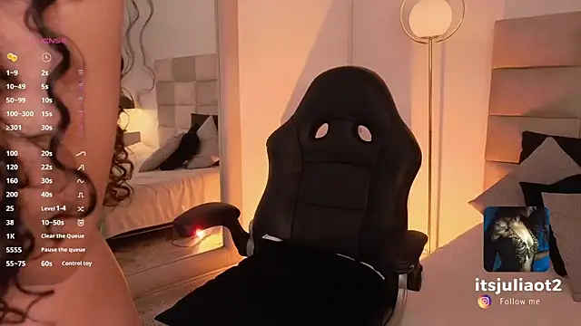 mssjulia online show from February 12, 2025, 9:01 pm