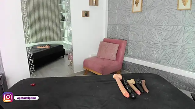 agatadelphine online show from February 13, 2026, 1:22 pm