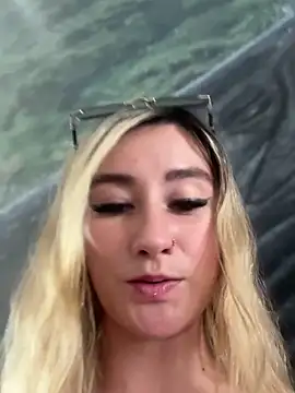 MaryDeniro online show from December 22, 2025, 7:47 pm