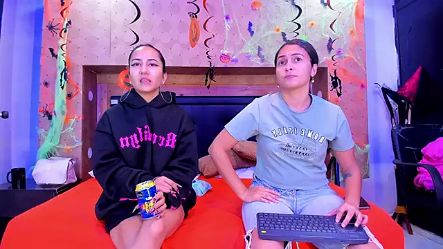 Snapshot of SofiAndNicol chatting on October 30, 2025, 11:08 am SofiAndNicol online show from October 30, 2025, 11:08 am