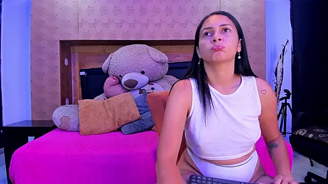 Snapshot of SofiAndNicol chatting on October 6, 2025, 11:11 am SofiAndNicol online show from October 6, 2025, 11:11 am