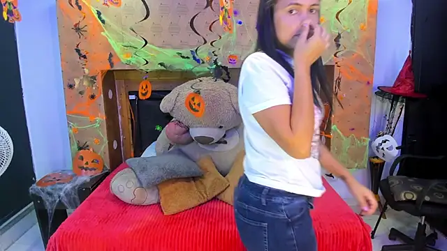 Snapshot of SofiAndNicol chatting on October 21, 2025, 11:09 am SofiAndNicol online show from October 21, 2025, 11:09 am