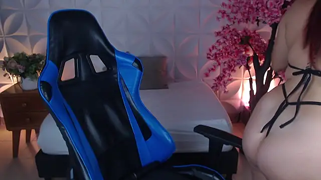 lizowenn  online show from February 16, 2026, 10:29 pm