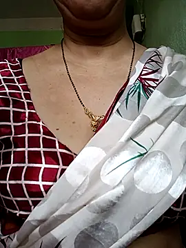 Snapshot of Rosy-B chatting on April 24, 2026, 9:44 am Rosy-B online show from April 24, 2026, 9:44 am