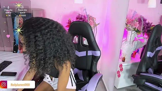 Snapshot of RolyLoren chatting on February 2, 2025, 8:51 pm RolyLoren online show from February 2, 2025, 8:51 pm