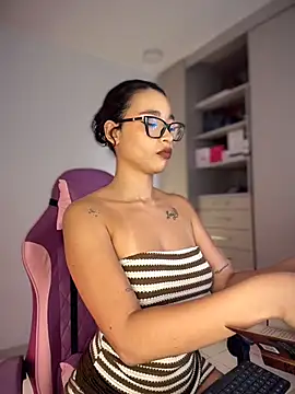 Snapshot of Hips_hannah chatting on July 11, 2026, 6:30 pm Hips hannah online show from July 11, 2026, 6:30 pm