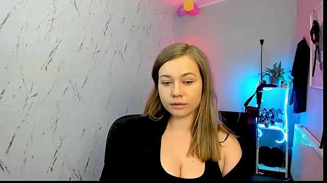 holly xglam online show from February 24, 2026, 9:15 pm