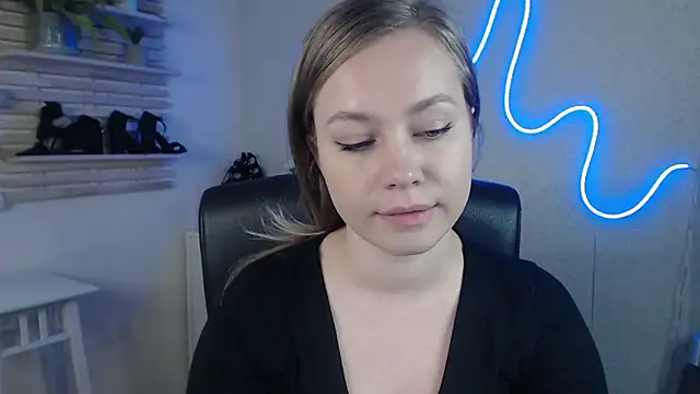 holly xglam online show from February 26, 2025, 12:30 am