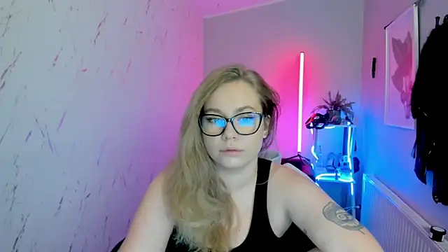 holly xglam online show from November 10, 2025, 7:30 pm