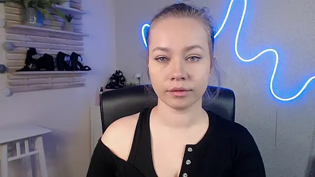 holly xglam online show from February 20, 2025, 12:19 am