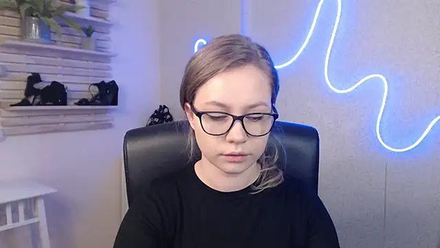 holly xglam online show from March 7, 2025, 12:58 am