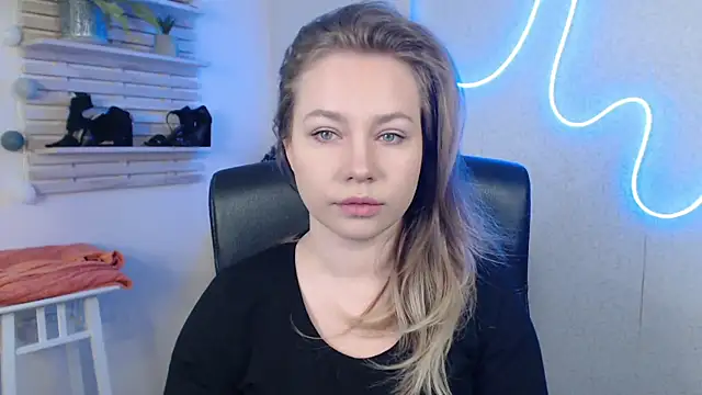 holly xglam online show from March 17, 2025, 2:19 am