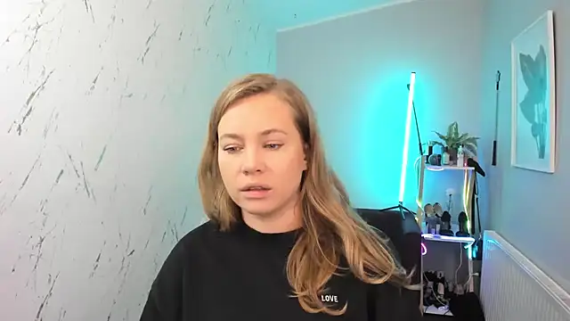 holly xglam online show from October 6, 2025, 5:02 pm