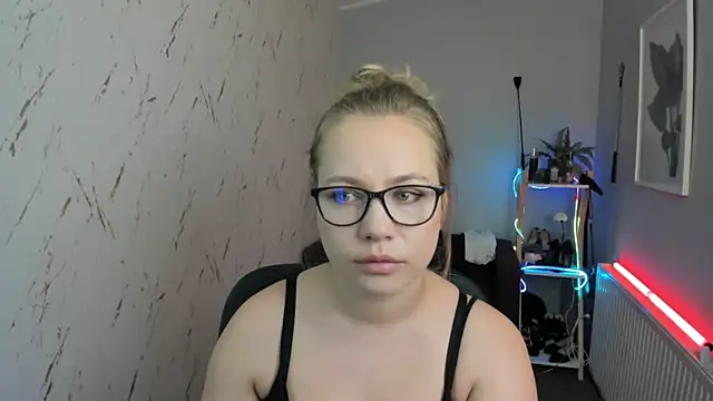 holly xglam online show from September 10, 2025, 4:50 pm