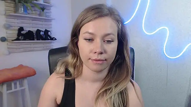 holly xglam online show from February 26, 2025, 6:40 am