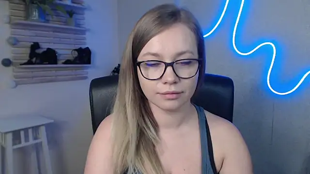 holly xglam online show from February 28, 2025, 3:15 am