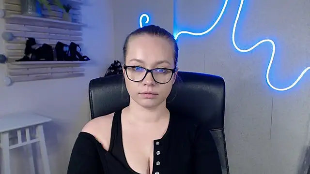 holly xglam online show from February 20, 2025, 6:28 am