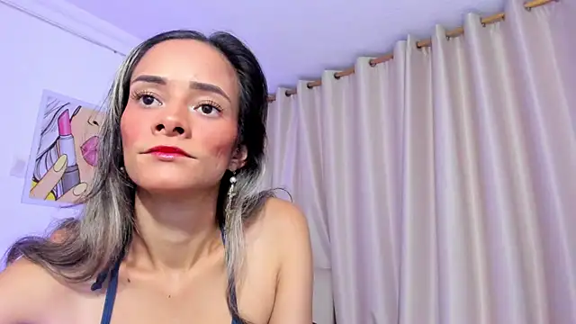 Snapshot of SkiinnyAna chatting on July 16, 2026, 7:33 pm SkiinnyAna online show from July 16, 2026, 7:33 pm
