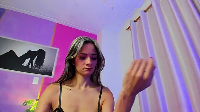 SkiinnyAna online show from September 14, 2025, 1:11 pm