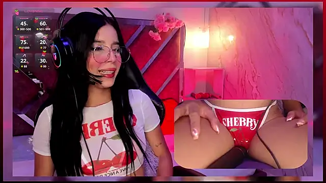 Snapshot of SweetieCloe_ chatting on October 3, 2025, 9:05 pm SweetieCloe online show from October 3, 2025, 9:05 pm