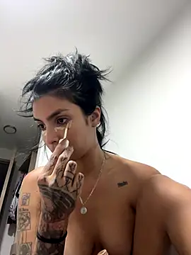 Snapshot of DeuxGold chatting on November 18, 2025, 1:10 am DeuxGold online show from November 18, 2025, 1:10 am