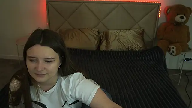 Snapshot of MagicPeachh_ chatting on May 14, 2026, 5:48 am MagicPeachh online show from May 14, 2026, 5:48 am