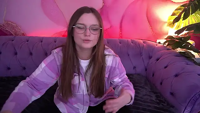 MagicPeachh  online show from December 18, 2025, 1:37 pm