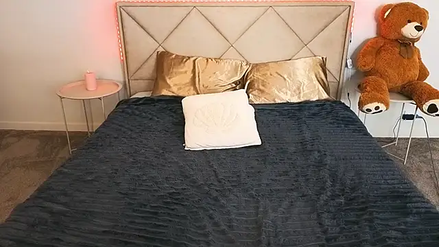 MagicPeachh  online show from April 8, 2026, 6:09 pm