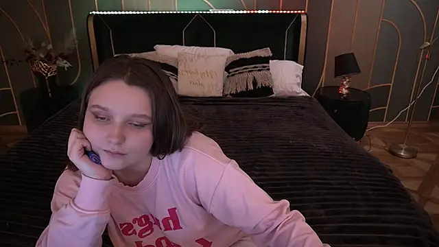 MagicPeachh  online show from December 3, 2025, 1:54 pm