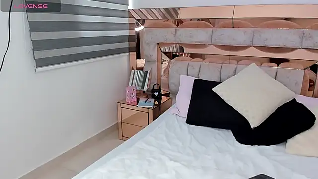 Snapshot of CamiiLovers chatting on February 10, 2025, 9:15 pm CamiiLovers online show from February 10, 2025, 9:15 pm