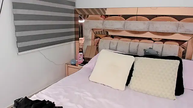 Snapshot of CamiiLovers chatting on September 11, 2025, 12:43 am CamiiLovers online show from September 11, 2025, 12:43 am