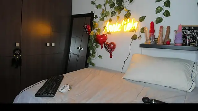 Annie Velas  online show from February 17, 2025, 11:43 pm