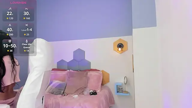 Chloe fischer  online show from April 10, 2026, 3:19 pm