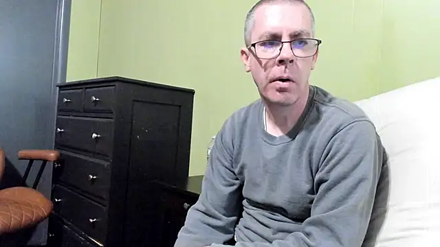 ImportantEquator0 online show from October 15, 2025, 3:42 pm