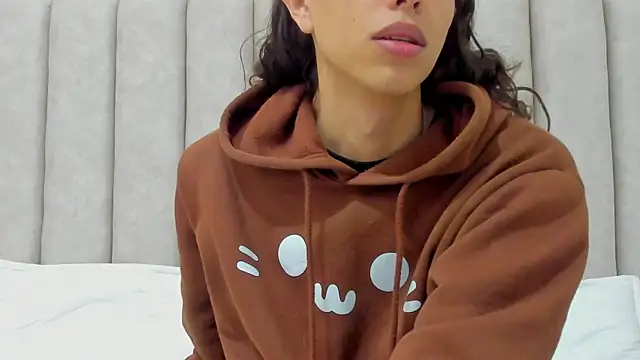 FreyaMoller online show from October 28, 2025, 7:13 pm