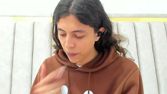 FreyaMoller online show from April 14, 2026, 7:08 pm