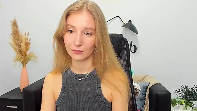 LolaWilsons online show from March 10, 2025, 10:39 am