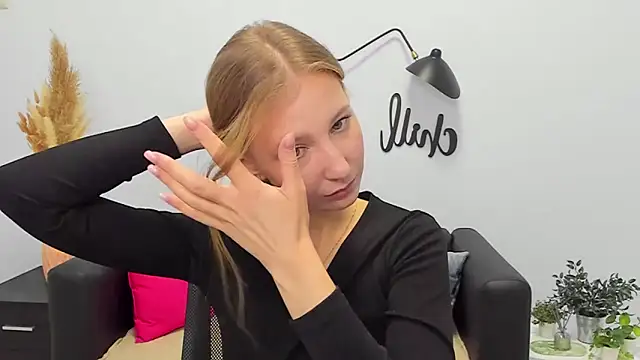 LolaWilsons online show from December 15, 2025, 7:14 am