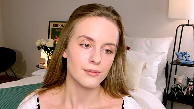 Snapshot of RozzitaBedberry chatting on September 12, 2025, 2:06 pm RozzitaBedberry online show from September 12, 2025, 2:06 pm