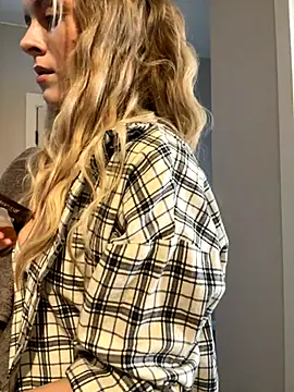 Snapshot of RozzitaBedberry chatting on November 8, 2025, 11:25 am RozzitaBedberry online show from November 8, 2025, 11:25 am